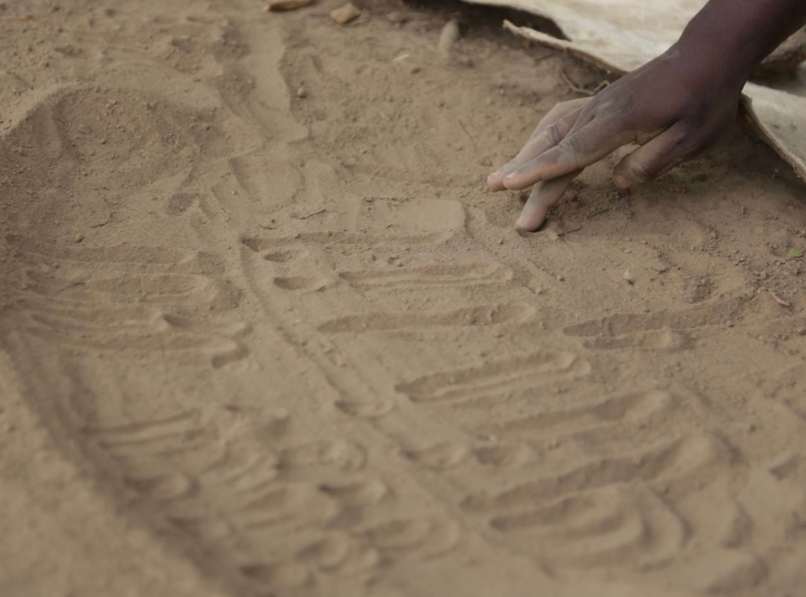 M’TAM divination figures traced in sand